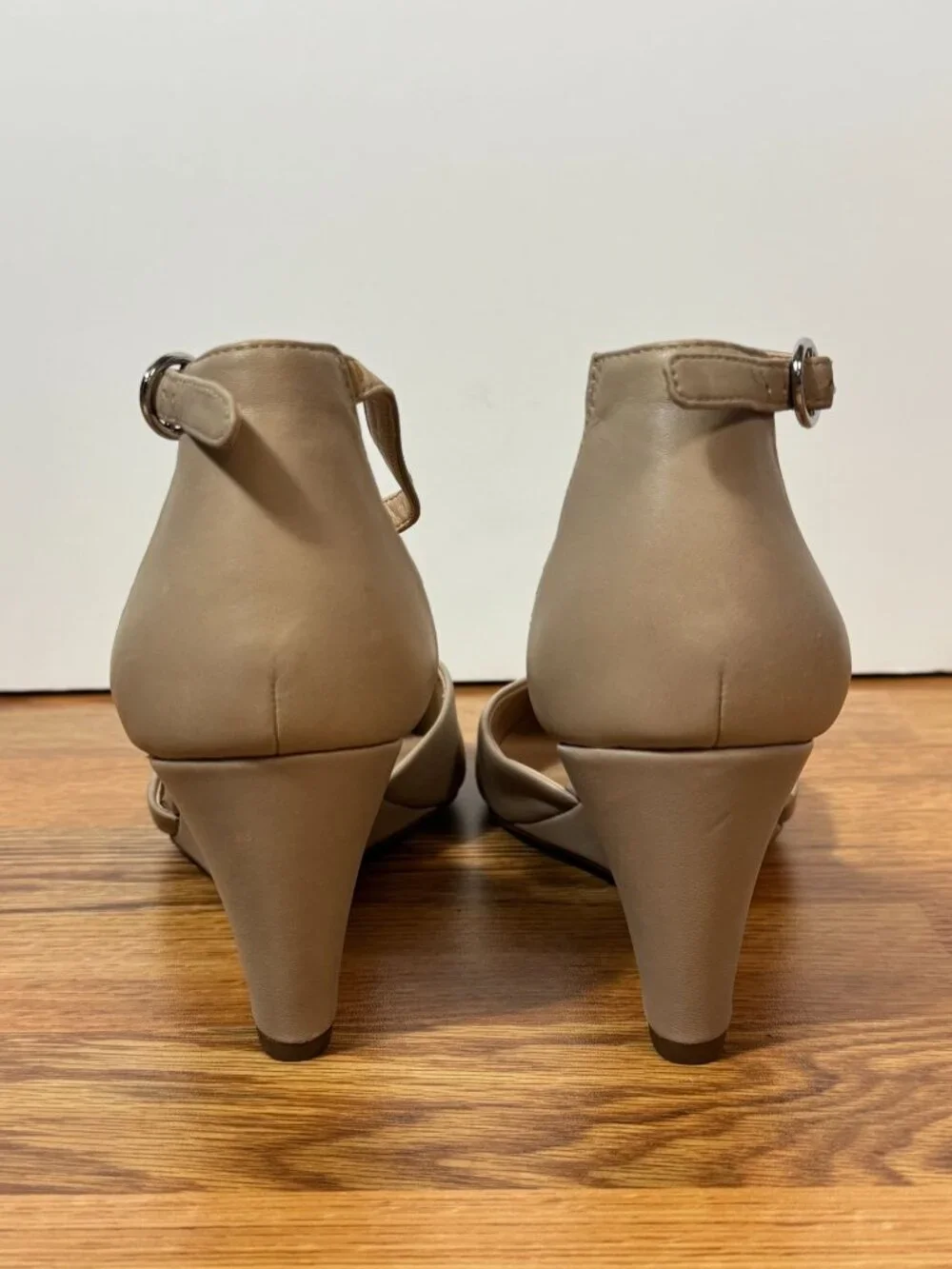 Franco Sarto Fayth Beige Pointed Toe Leather Wedge Heels Size 9